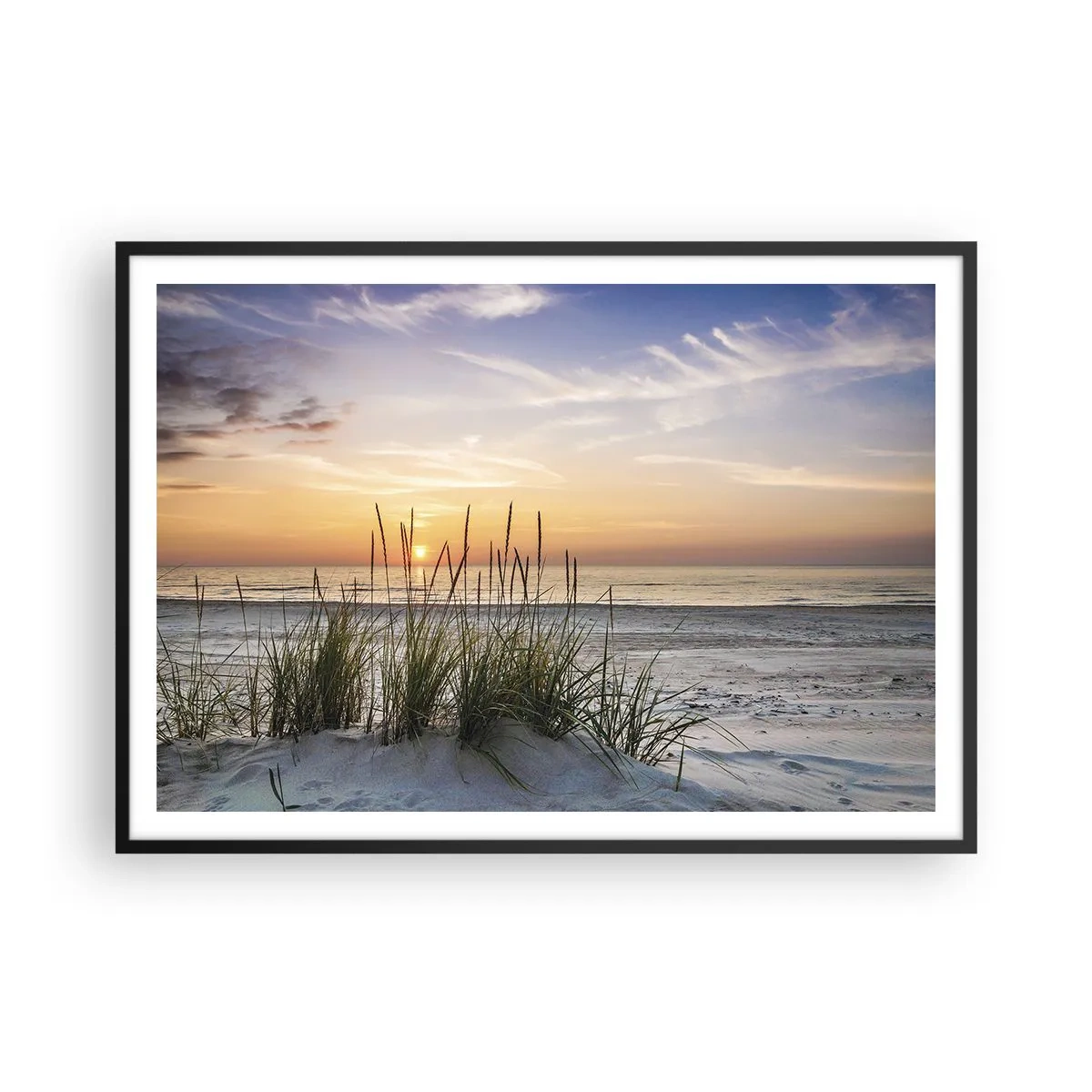 Plakat w czarnej ramie - Piaszczysta plaża o zachodzie słońca z trawami w tle - 100x70cm - Popatrz, pomyśl, poczuj - Nowoczesna dekoracja ścienna do salonu i sypialni ARTTOR