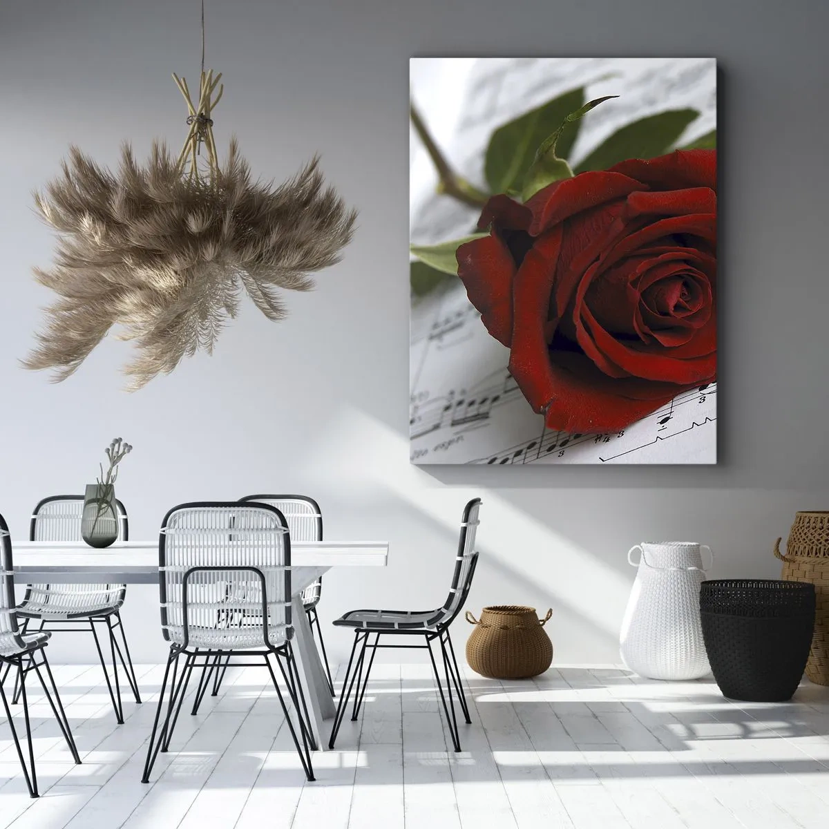 Obraz na płótnie - Czerwona róża na tle nut muzycznych - 50x70cm - Muzyka uczuć w szkarłacie - Nowoczesna dekoracja ścienna do salonu, kuchni i sypialni ARTTOR