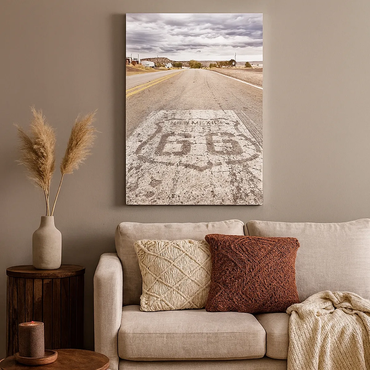 Obraz na płótnie - Droga z oznaczeniem Route 66 prowadząca w dal pod chmurami - 50x70cm - Mother Road - amerykańska legenda - Nowoczesna dekoracja ścienna do salonu, kuchni i sypialni ARTTOR