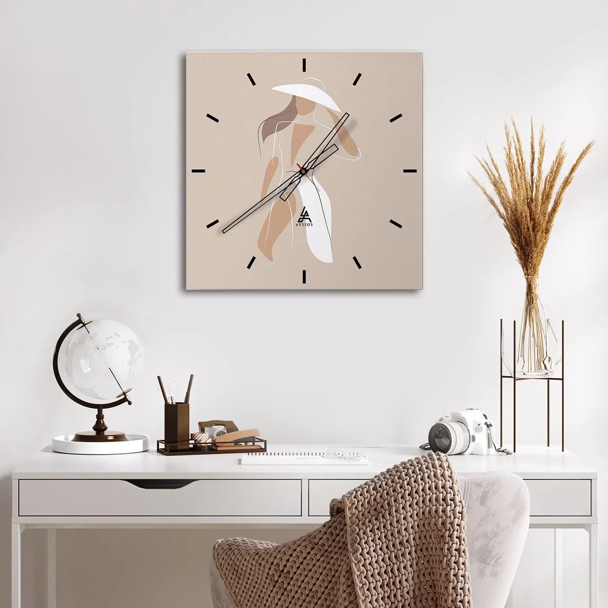 Zegar ścienny - Minimalistyczny rysunek kobiety w kapeluszu na beżowym tle - 30x30cm - Moda to zabawa - Nowoczesna dekoracja ścienna do salonu i sypialni ARTTOR