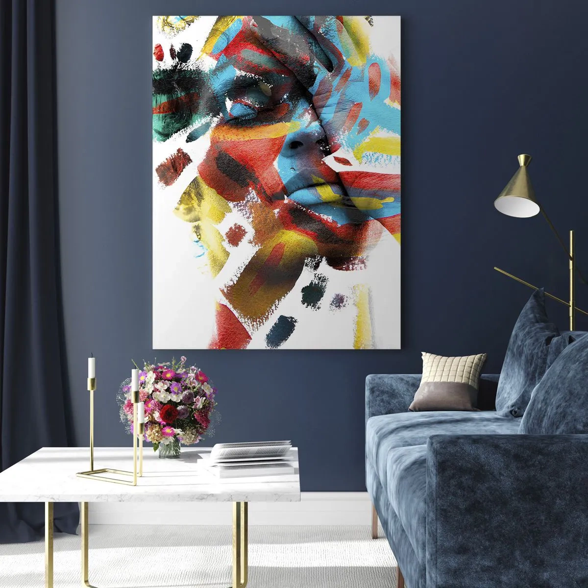 Obraz na szkle - Portret z abstrakcyjnymi, kolorowymi akcentami na twarzy - 50x70cm - Barwna osobowość - Nowoczesna dekoracja ścienna do salonu, kuchni i sypialni ARTTOR