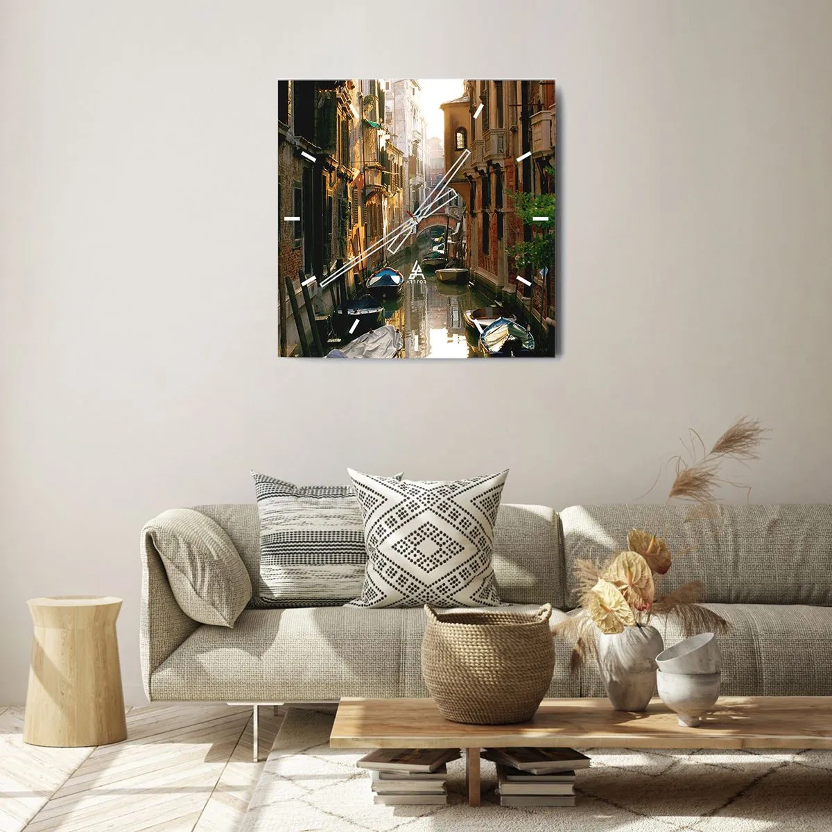 Zegar ścienny - Malowniczy kanał w Wenecji z łodziami i mostem - 30x30cm - W weneckim zaułku - Nowoczesna dekoracja ścienna do salonu i sypialni ARTTOR