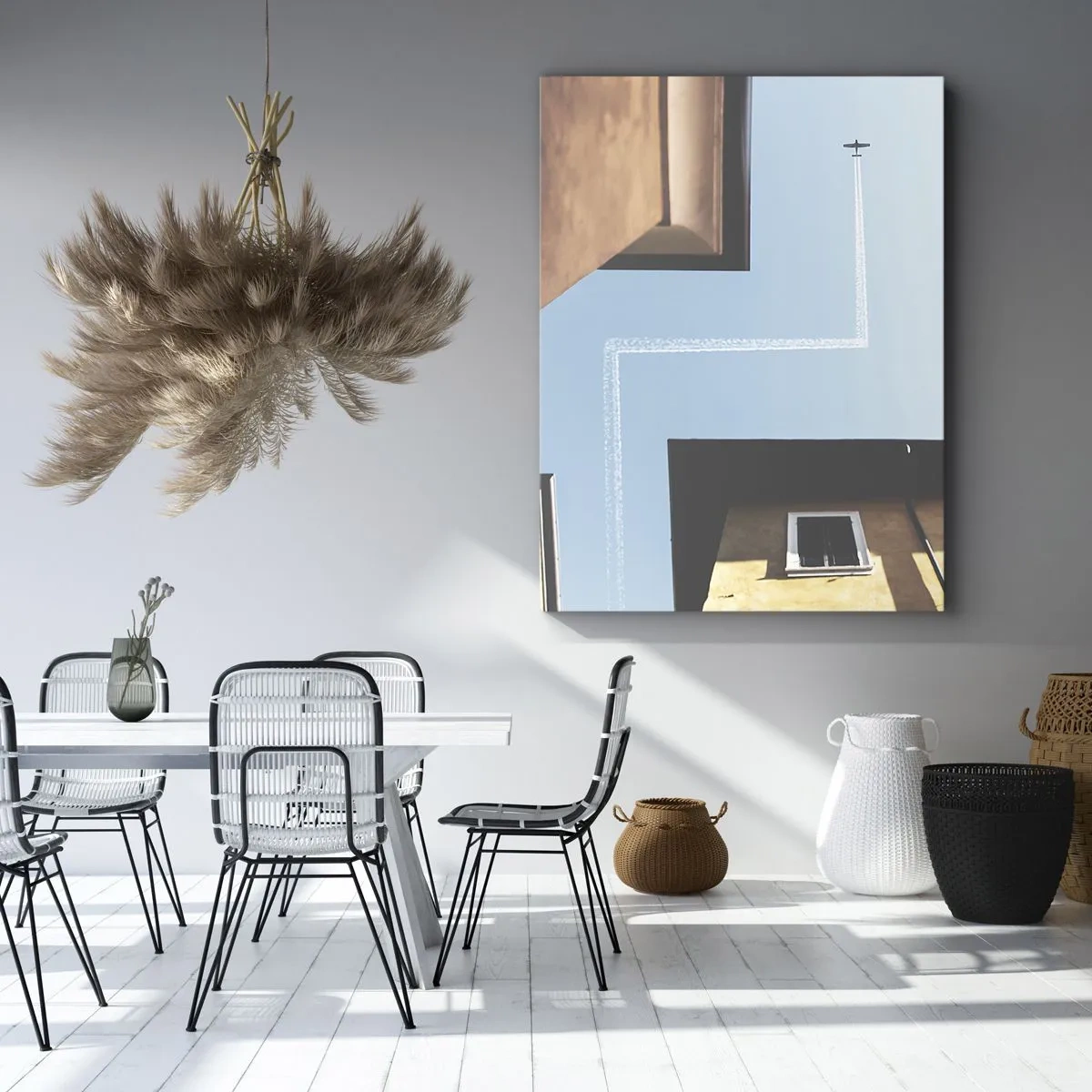 Obraz na płótnie - Perspektywiczne ujęcie samolotu na tle nieba między budynkami - 50x70cm - Ponad miejskim labiryntem - Nowoczesna dekoracja ścienna do salonu, kuchni i sypialni ARTTOR