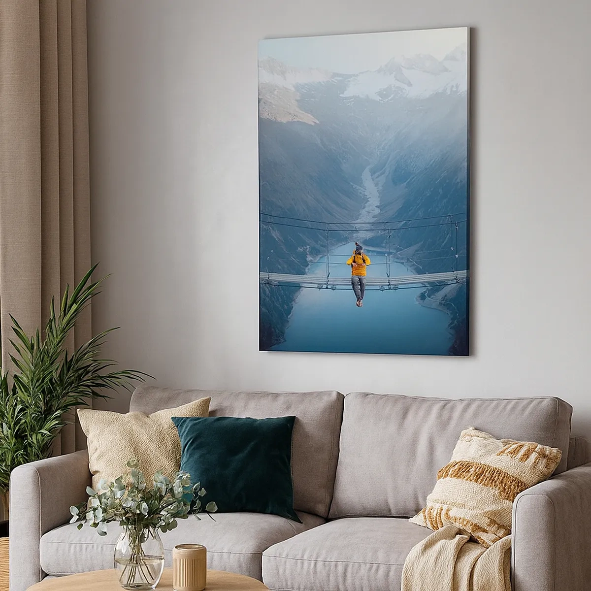 Obraz na płótnie - Osoba w żółtej kurtce siedząca na wiszącym moście nad górskim jeziorem - 50x70cm - Zachwycony w zawieszeniu - Nowoczesna dekoracja ścienna do salonu, kuchni i sypialni ARTTOR