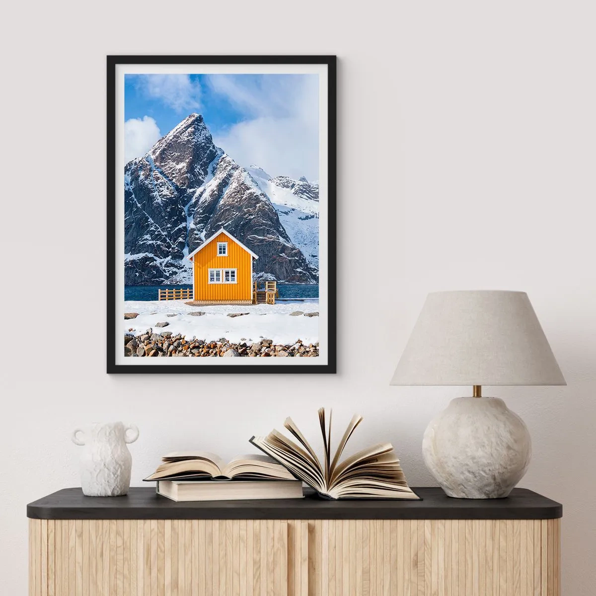 Plakat w czarnej ramie - Żółty domek na tle ośnieżonych gór - 50x70cm - Skandynawskie wakacje - Nowoczesna dekoracja ścienna do salonu i sypialni ARTTOR