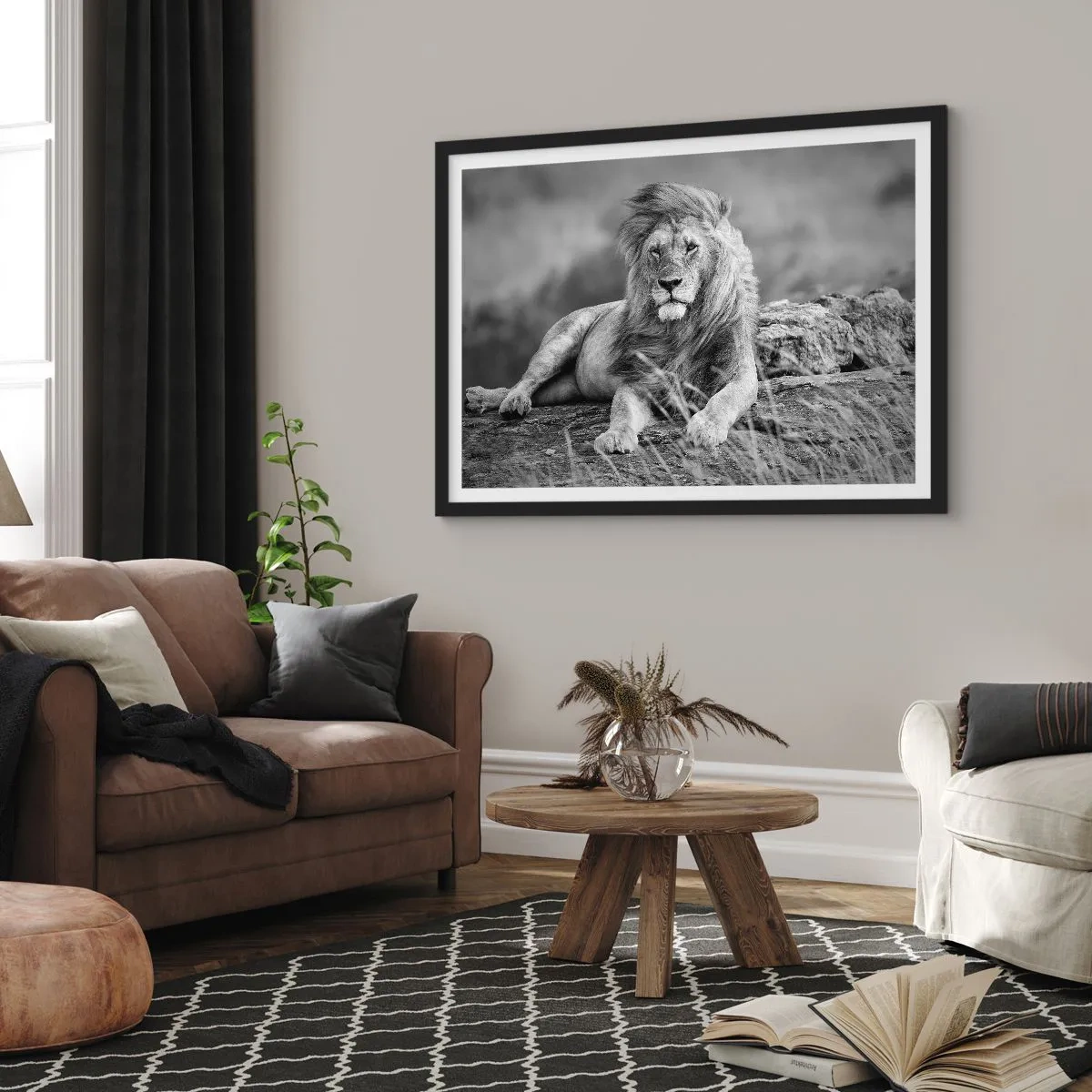 Plakat w czarnej ramie - Lew odpoczywający na skale w monochromatycznym stylu - 70x50cm - Królewska sjesta - Nowoczesna dekoracja ścienna do salonu i sypialni ARTTOR