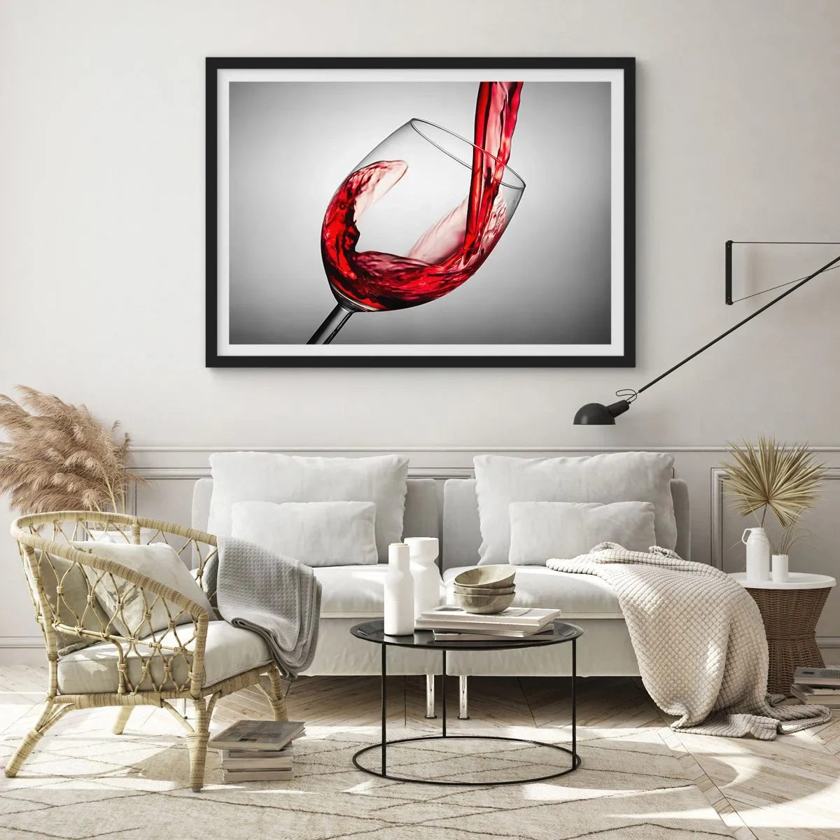 Plakat w czarnej ramie - Kieliszek z czerwonym winem podczas nalewania na jasnym tle - 70x50cm - Barwa - ruch - dźwięk - Nowoczesna dekoracja ścienna do salonu i sypialni ARTTOR