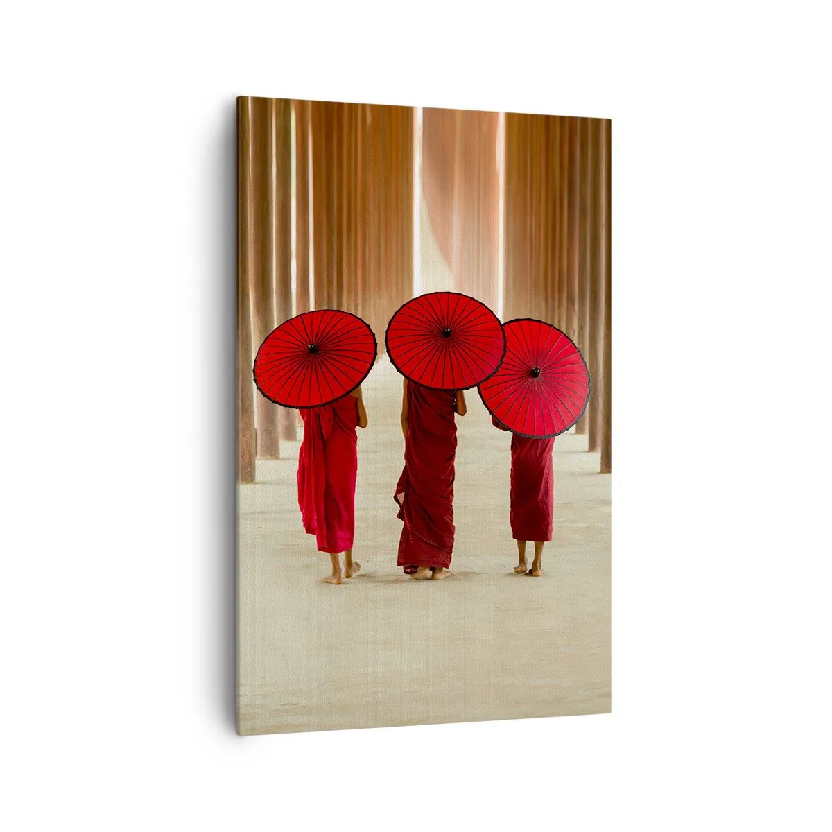 Obraz na płótnie - Trzej mnisi z czerwonymi parasolami w tradycyjnej architekturze - 80x120cm - W drodze do Czystej Krainy - Nowoczesna dekoracja ścienna do salonu i sypialni ARTTOR