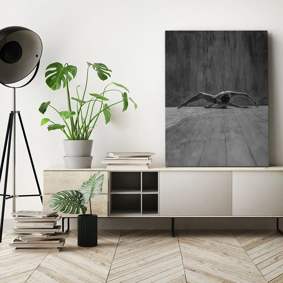 Obraz na płótnie - Baletnica w rozciągniętej pozie na tle surowej, betonowej ściany - 50x70cm - Symetria odnaleziona - Nowoczesna dekoracja ścienna do salonu, kuchni i sypialni ARTTOR