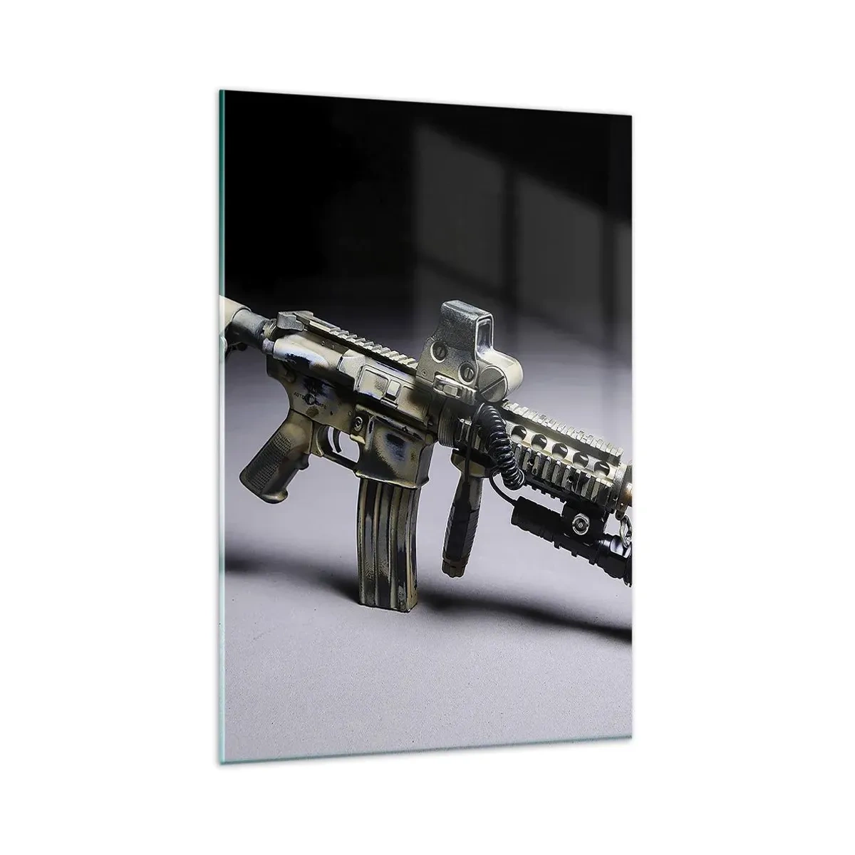 Obraz na szkle - Nowoczesna broń w kolorze kamuflażu na ciemnym tle - 80x120cm - Zawsze grożny - Nowoczesna dekoracja ścienna do salonu i sypialni ARTTOR