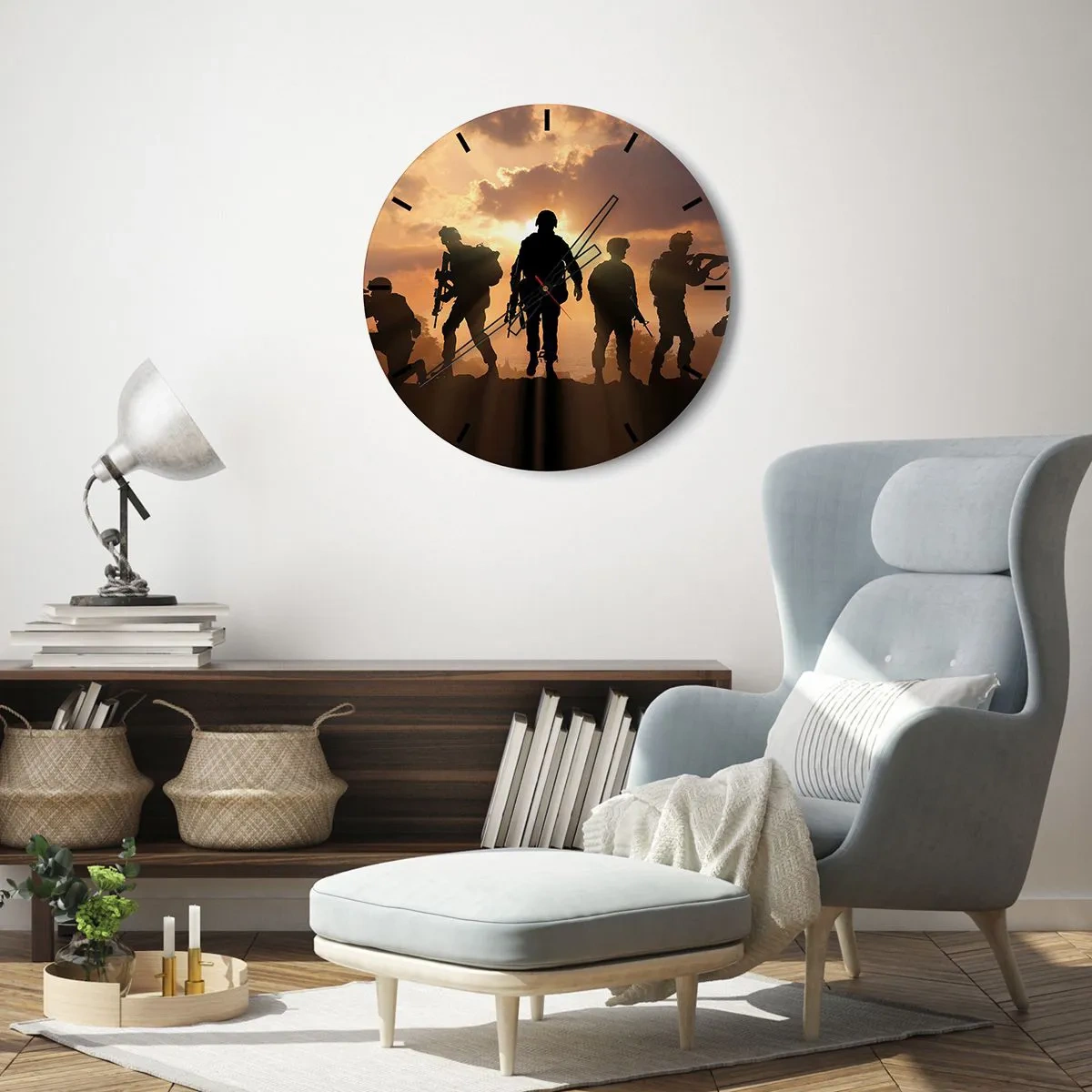 Zegar ścienny - Sylwetki żołnierzy na tle zachodzącego słońca - 30x30cm - Brothers in arms - Nowoczesna dekoracja ścienna do salonu, kuchni i sypialni ARTTOR