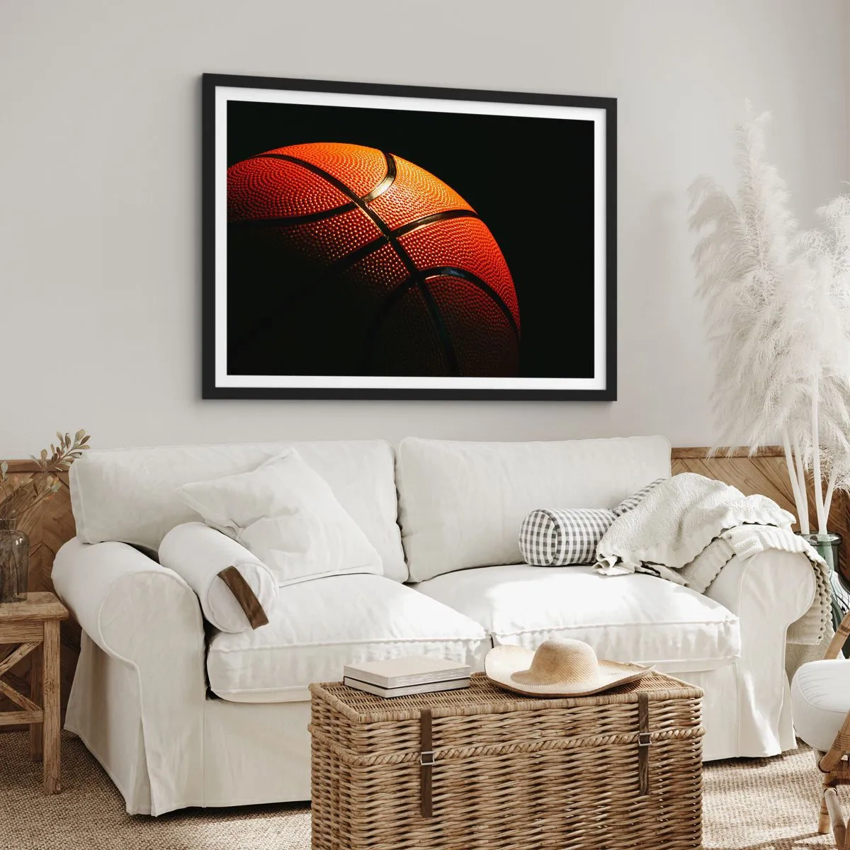 Plakat w czarnej ramie - Zbliżenie na piłkę do koszykówki na czarnym tle - 70x50cm - Piękna jak planeta - Nowoczesna dekoracja ścienna do salonu i sypialni ARTTOR