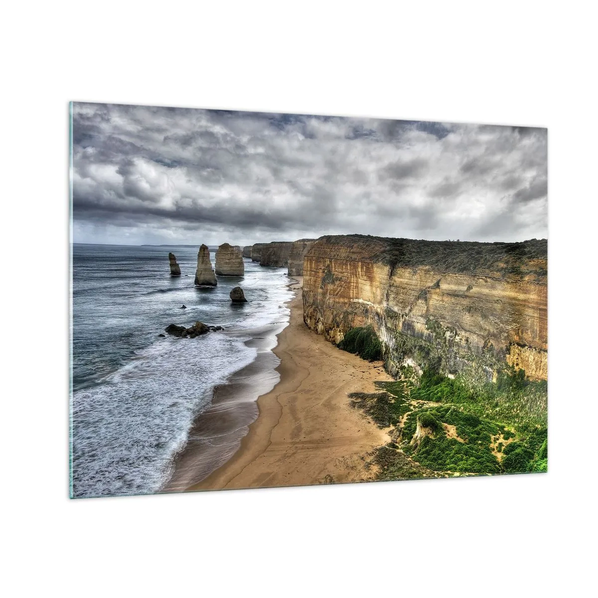 Obraz na szkle - Klify z widokiem na ocean i plażę pod pochmurnym niebem - 100x70cm - Surowe piękno - Nowoczesna dekoracja ścienna do salonu, kuchni i sypialni ARTTOR