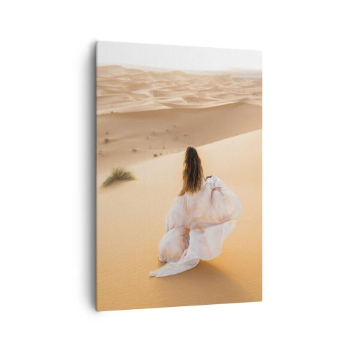 Obraz na płótnie - Kobieta w zwiewnej sukni idąca przez pustynne wydmy - 70x100cm - Ucieczka do wolności - Nowoczesna dekoracja ścienna do salonu i sypialni ARTTOR