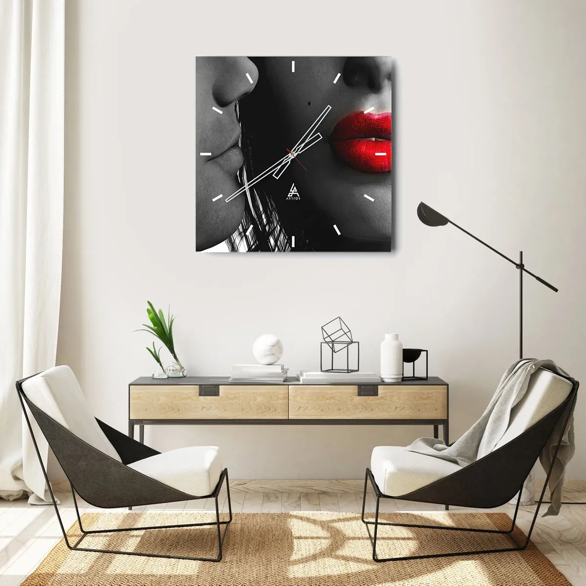 Zegar ścienny - Zbliżenie na twarze kobiety i mężczyzny z czerwonymi ustami. - 30x30cm - Twarz przy twarzy  - Nowoczesna dekoracja ścienna do salonu i sypialni ARTTOR