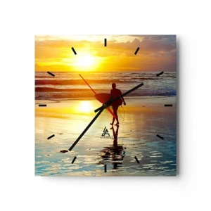 Zegar ścienny - Surfer idący po plaży o zachodzie słońca z deską w ręku - 30x30cm - Powrót wojownika - Nowoczesna dekoracja ścienna do salonu i sypialni ARTTOR