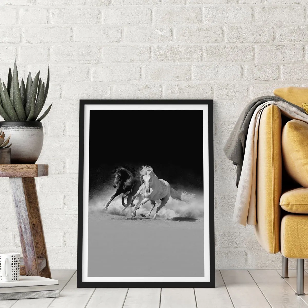 Plakat w czarnej ramie - Galopujące konie na tle monochromatycznej scenerii - 50x70cm - Galop wolności - Nowoczesna dekoracja ścienna do salonu i sypialni ARTTOR