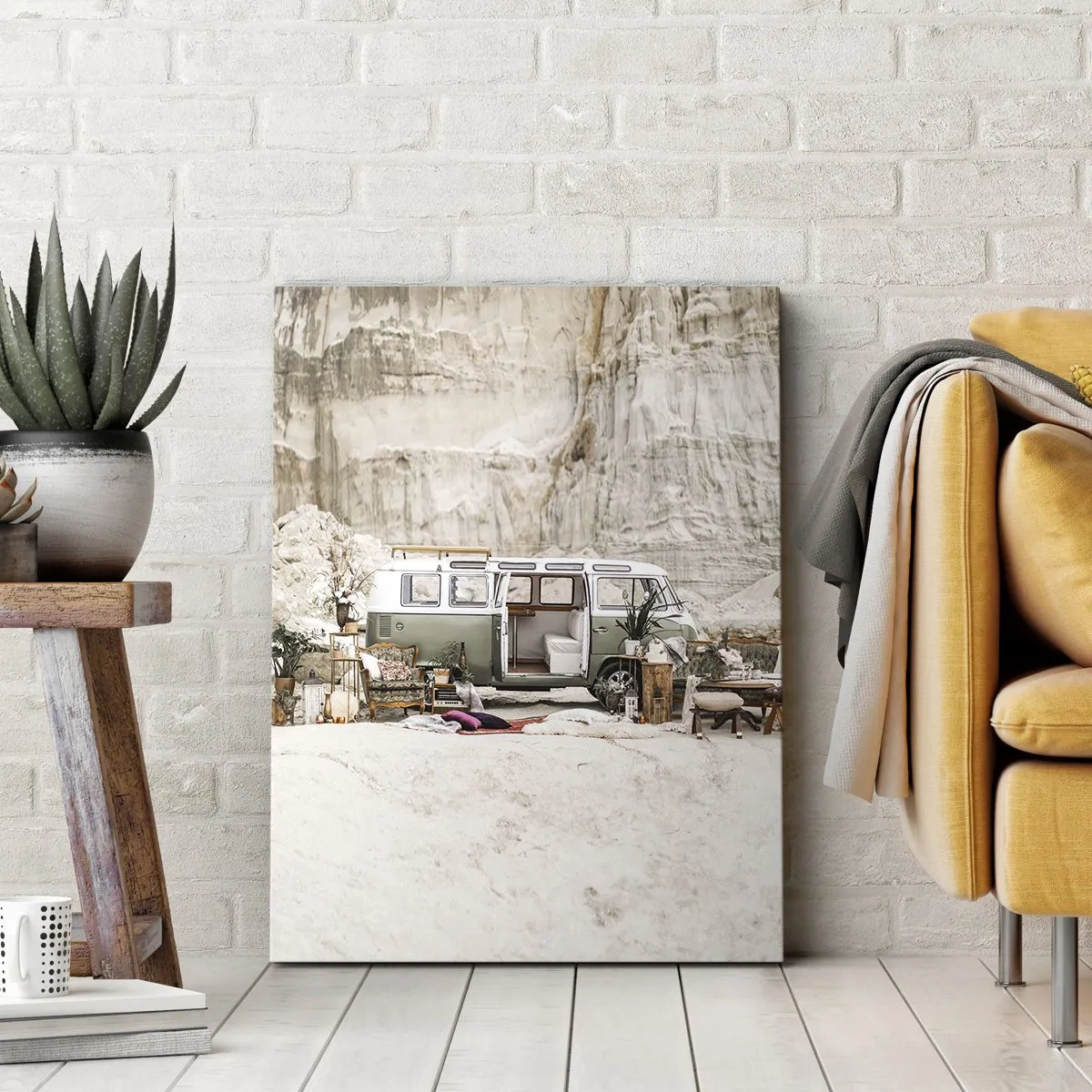 Obraz na płótnie - Retro camper z aranżacją boho na tle skalistego krajobrazu - 80x120cm - Podróż czas zacząć - Nowoczesna dekoracja ścienna do salonu i sypialni ARTTOR