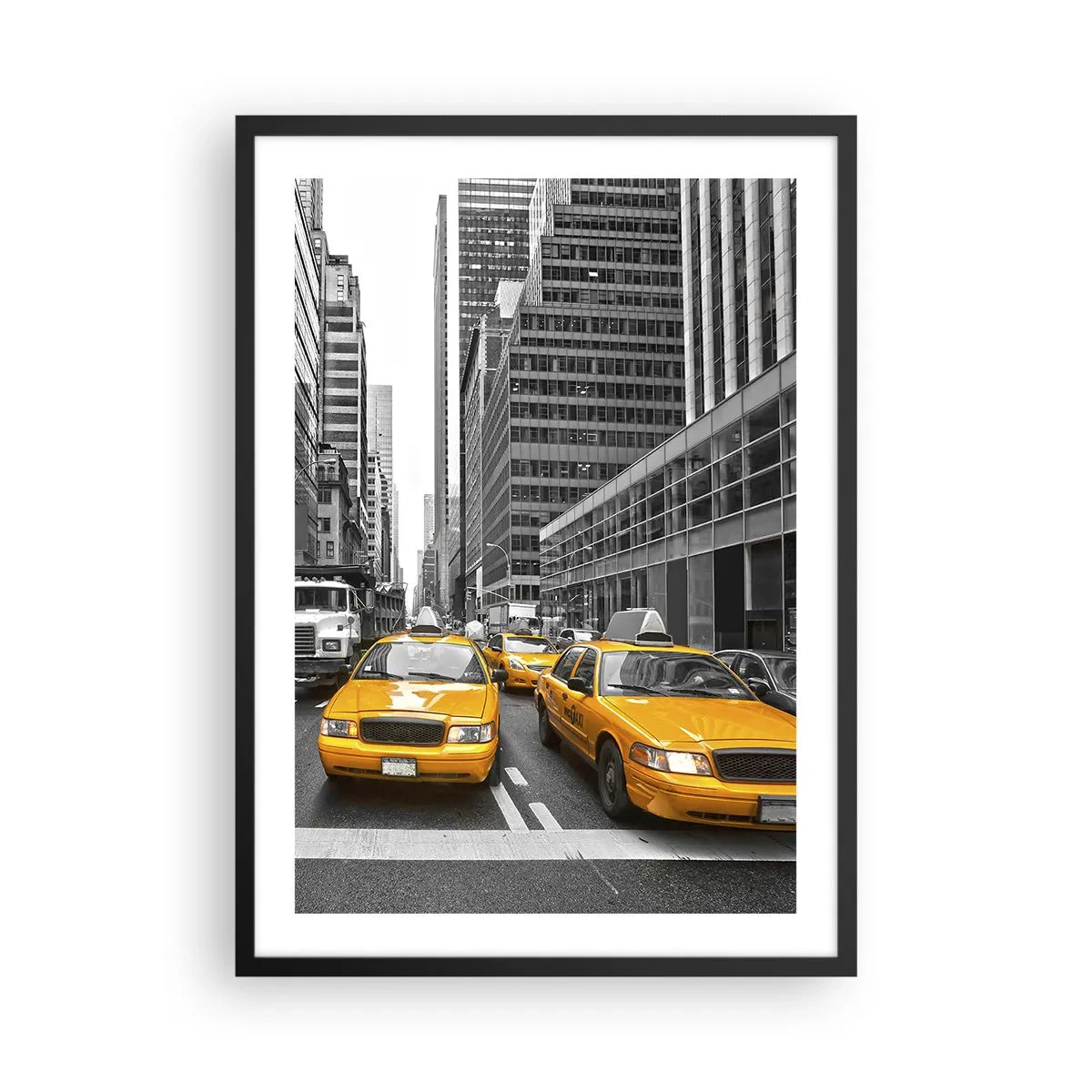 Plakat w czarnej ramie - Żółte taksówki na ulicach Nowego Jorku - 50x70cm - To my ubarwiamy miasto - Nowoczesna dekoracja ścienna do salonu i sypialni ARTTOR