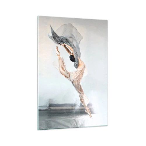 Obraz na szkle - Tancerka w dynamicznym ruchu na jasnym tle - 70x100cm - W tanecznym uniesieniu - Nowoczesna dekoracja ścienna do salonu i sypialni ARTTOR