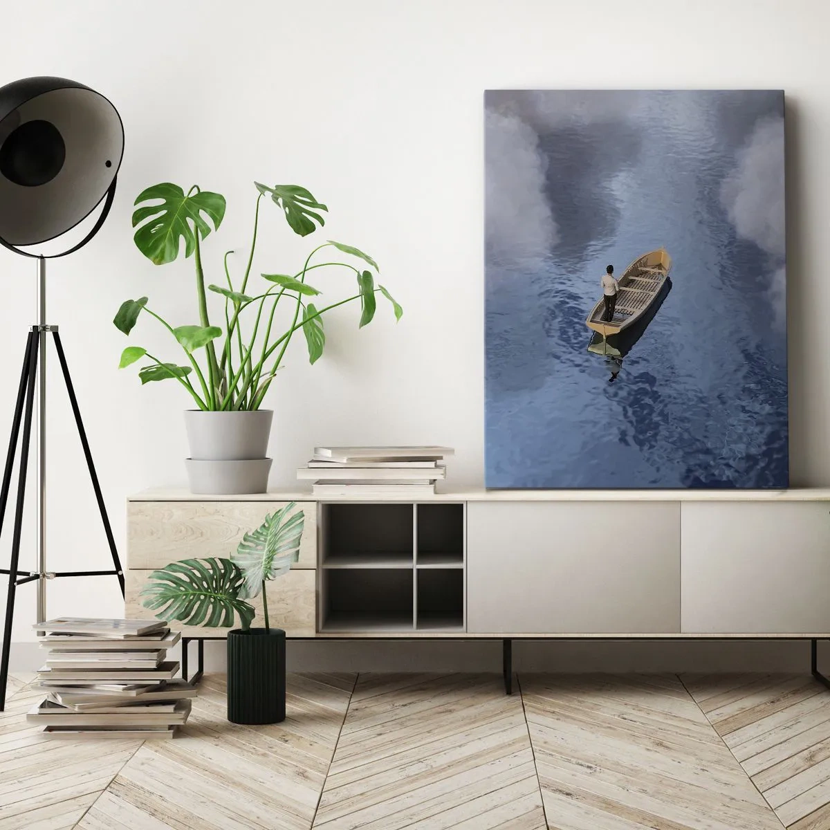 Obraz na płótnie - Mężczyzna stojący w łodzi dryfującej po spokojnej wodzie w otoczeniu chmur - 50x70cm - Życie – podróż – niewiadoma - Nowoczesna dekoracja ścienna do salonu, kuchni i sypialni ARTTOR