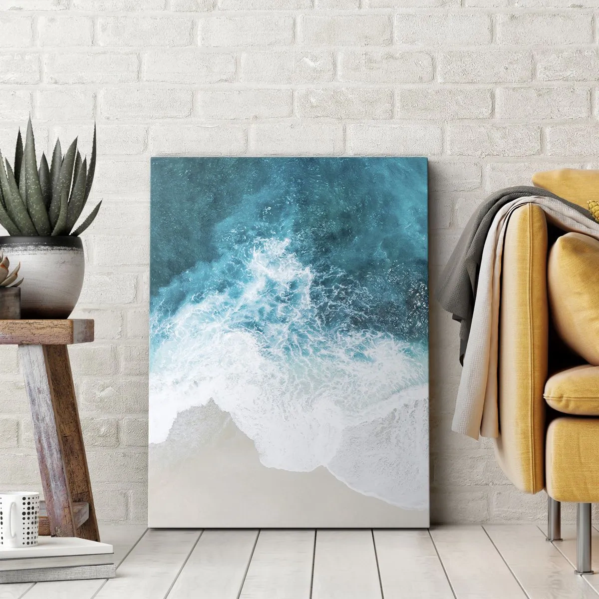 Obraz na płótnie - Widok z lotu ptaka na fale oceanu uderzające o piaszczystą plażę - 50x70cm - Naturalna pieszczota - Nowoczesna dekoracja ścienna do salonu, kuchni i sypialni ARTTOR