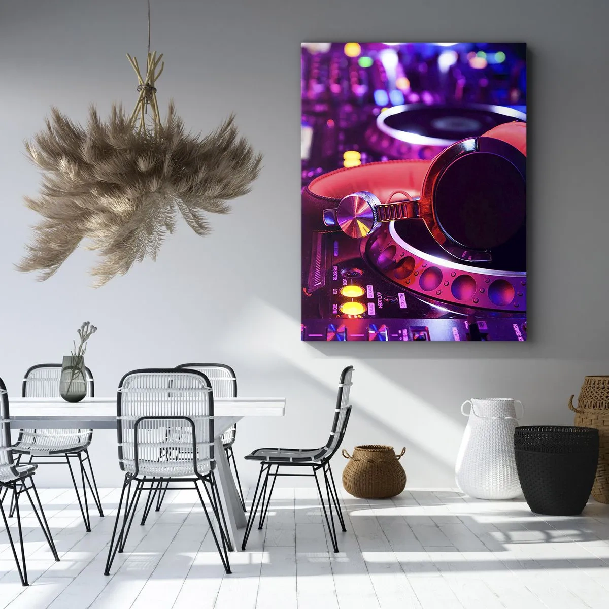 Obraz na płótnie - Słuchawki DJ na tle konsoli - 50x70cm - Zanim się zacznie zabawa - Nowoczesna dekoracja ścienna do salonu, kuchni i sypialni ARTTOR