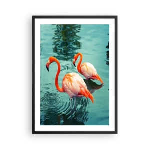 Plakat w czarnej ramie - Dwa flamingi na tle spokojnej wody - 50x70cm - Jesteśmy teraz w modzie - Nowoczesna dekoracja ścienna do salonu i sypialni ARTTOR