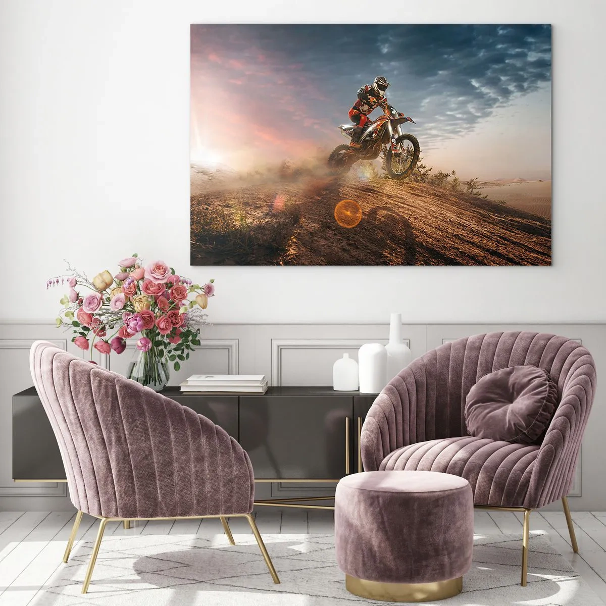 Obraz na szkle - Motocyklista na pustyni w dynamicznej scenerii - 120x80cm - Po zwycięstwo - Nowoczesna dekoracja ścienna do salonu, kuchni i sypialni ARTTOR
