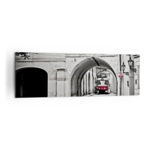 Obraz na płótnie - Czarno-biały tramwaj w zabytkowej uliczce miasta - 160x50cm - Przez miejski labirynt - Nowoczesna dekoracja ścienna do salonu i sypialni ARTTOR