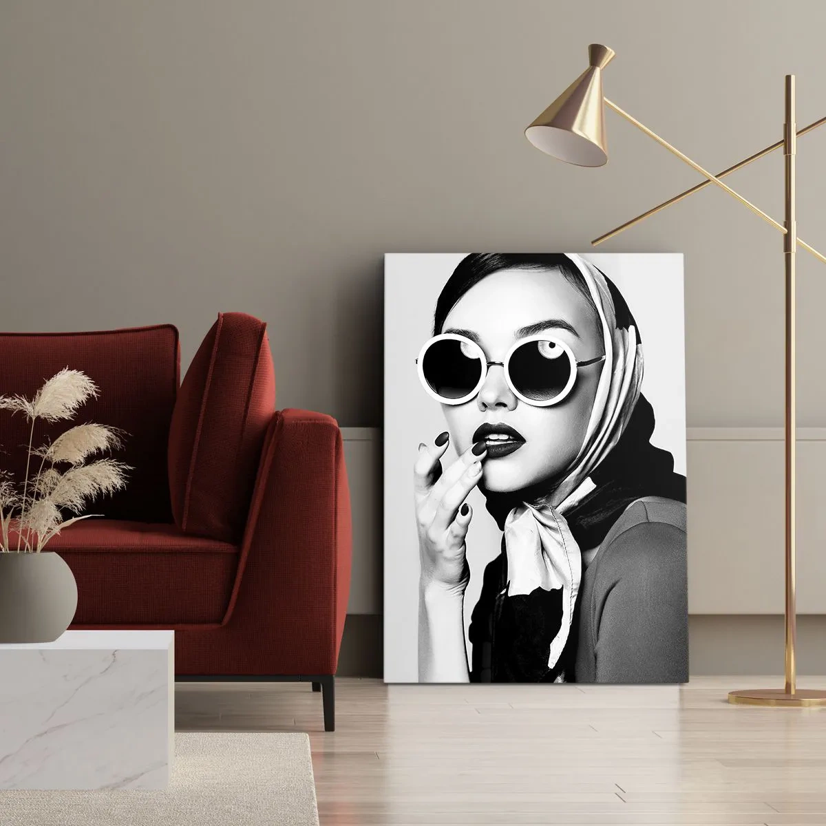 Obraz na płótnie - Stylowa kobieta w okularach przeciwsłonecznych i chuście, czarno-biała grafika - 50x70cm - Pozdrowienia z lat 60. - Nowoczesna dekoracja ścienna do salonu, kuchni i sypialni ARTTOR
