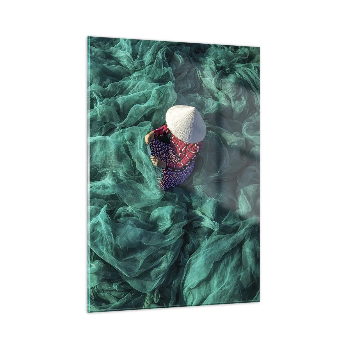 Obraz na szkle - Kobieta w tradycyjnym kapeluszu naprawiająca sieci - 50x70cm - W morzu sieci - Nowoczesna dekoracja ścienna do salonu, kuchni i sypialni ARTTOR