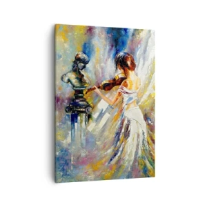 Obraz na płótnie - Kobieta w białej sukni grająca na skrzypcach przed popiersiem - 50x70cm - Ożywić uczuciem - Nowoczesna dekoracja ścienna do salonu, kuchni i sypialni ARTTOR