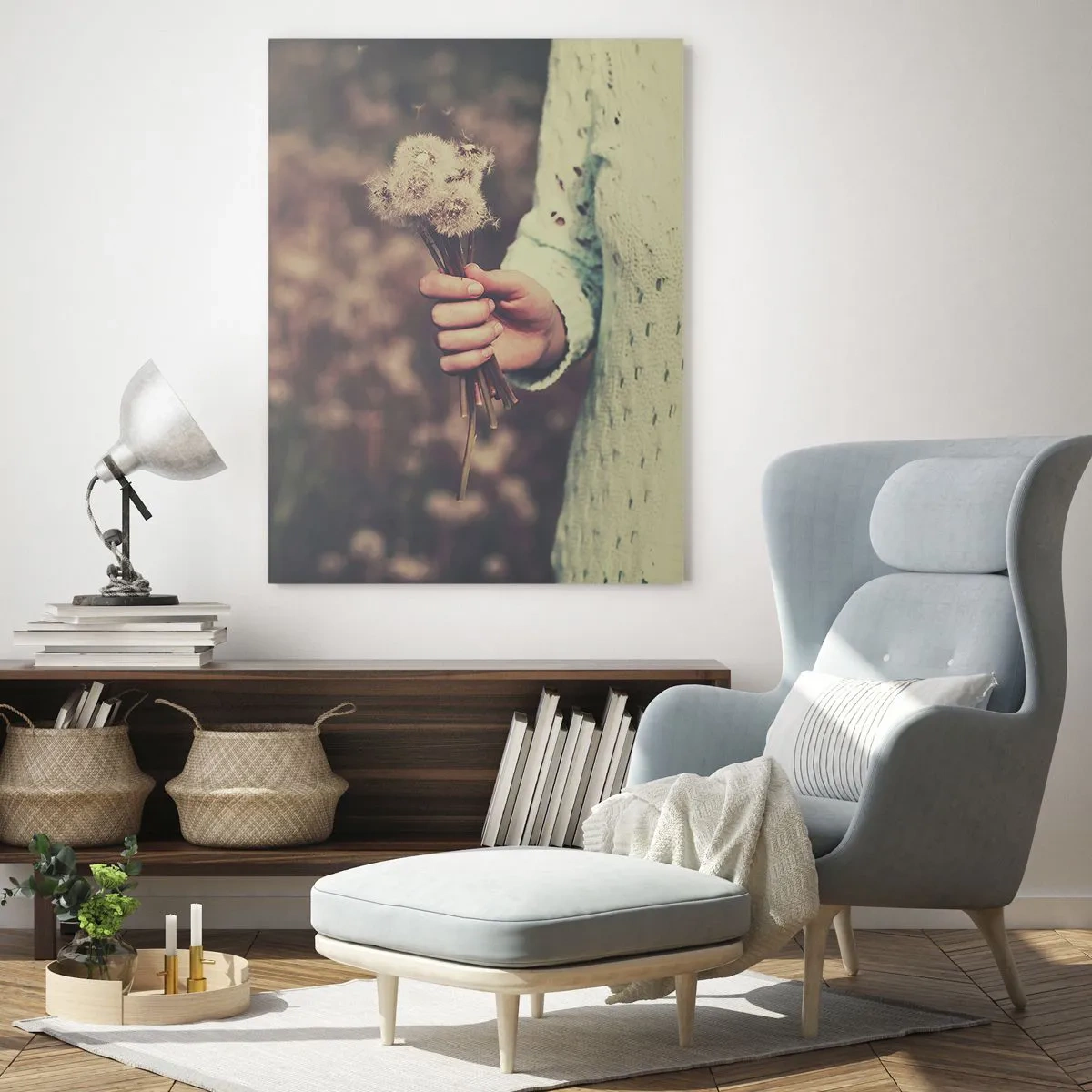 Obraz na szkle - Dłoń trzymająca dmuchawce na tle rozmytego pola pełnego kwiatów - 80x120cm - Zatrzymaj je, proszę - Nowoczesna dekoracja ścienna do salonu i sypialni ARTTOR