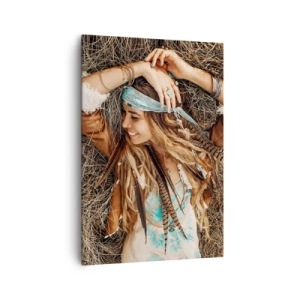 Obraz na płótnie - Kobieta w stylu boho leżąca na sianie - 70x100cm - W drodze do lata miłości - Nowoczesna dekoracja ścienna do salonu i sypialni ARTTOR