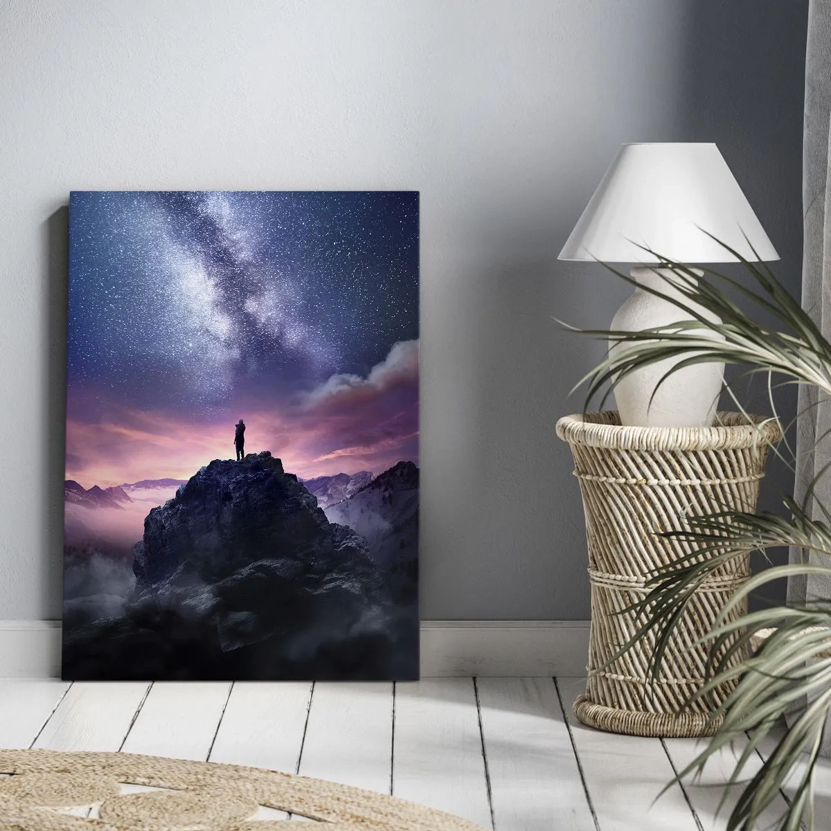 Obraz na płótnie - Sylwetka osoby stojącej na szczycie góry pod gwiaździstym niebem - 50x70cm - I poczuł życie - Nowoczesna dekoracja ścienna do salonu, kuchni i sypialni ARTTOR