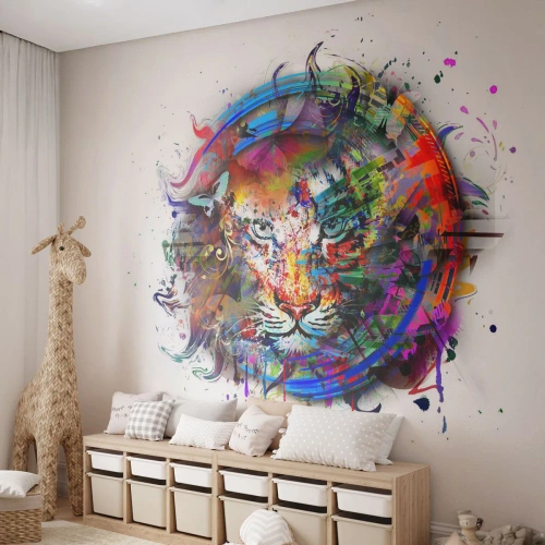Fototapeta Premium Canvas - Kolorowy portret lwa w abstrakcyjnym stylu - 100x70cm - Czai się za tęczową zasłoną - Nowoczesna dekoracja ścienna do salonu i sypialni ARTTOR