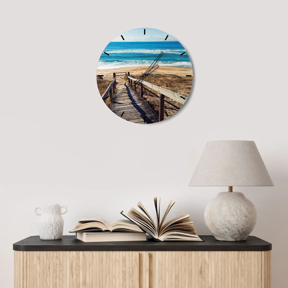 Zegar ścienny - Drewniany pomost prowadzący na piaszczystą plażę przy błękitnym oceanie - 30x30cm - Biegnij! - Nowoczesna dekoracja ścienna do salonu, kuchni i sypialni ARTTOR