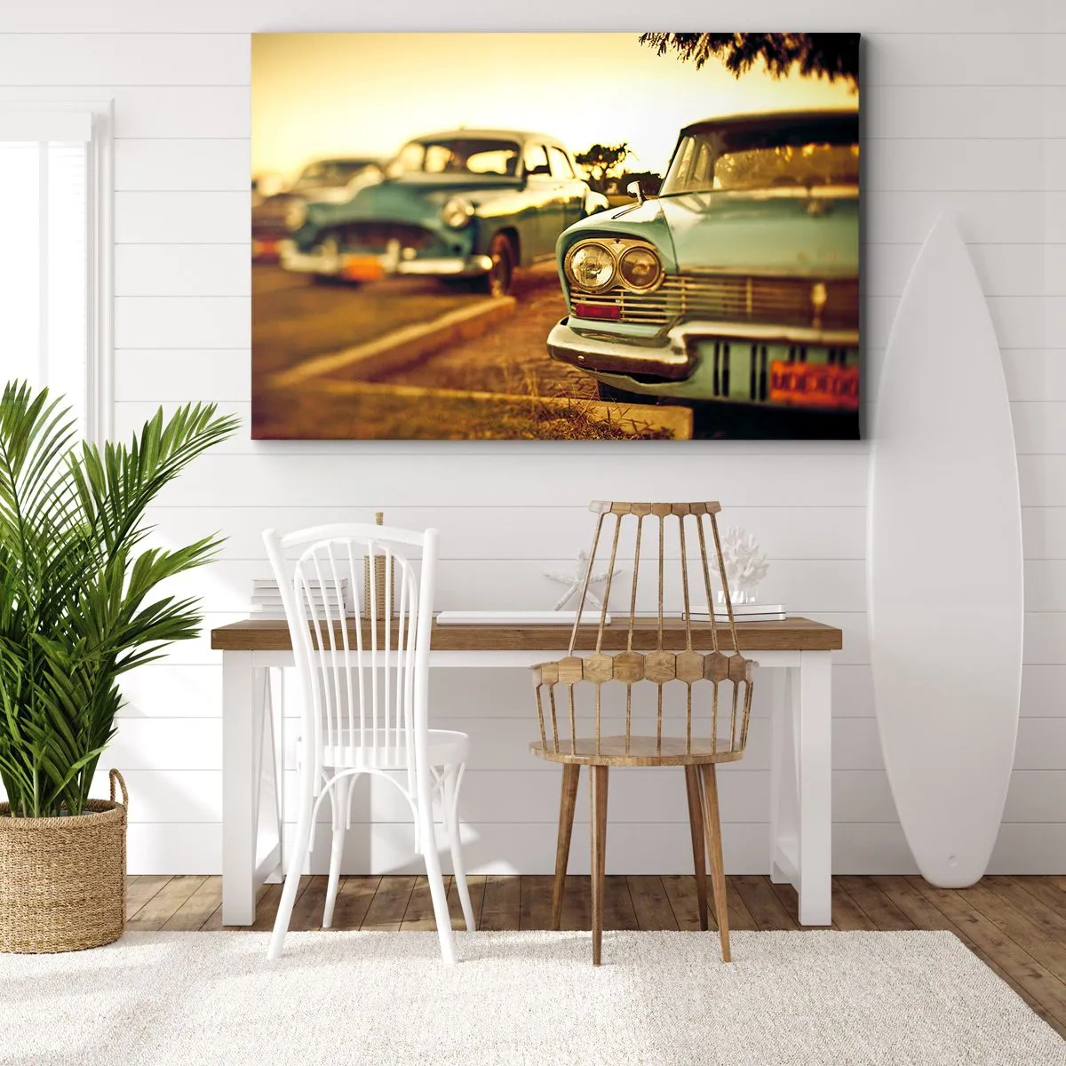 Obraz na płótnie - Klasyczne samochody w ciepłym świetle zachodu - 70x50cm - Poczekamy, zobaczymy - Nowoczesna dekoracja ścienna do salonu i sypialni ARTTOR