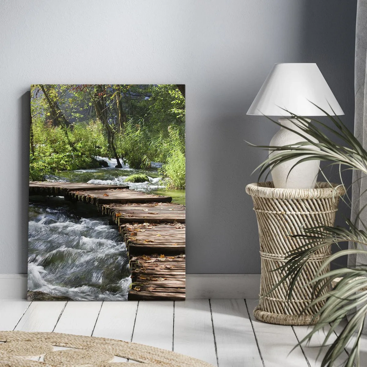 Obraz na płótnie - Drewniany mostek nad rwącym strumieniem w lesie - 50x70cm - Nad pienistą kaskadą - Nowoczesna dekoracja ścienna do salonu, kuchni i sypialni ARTTOR