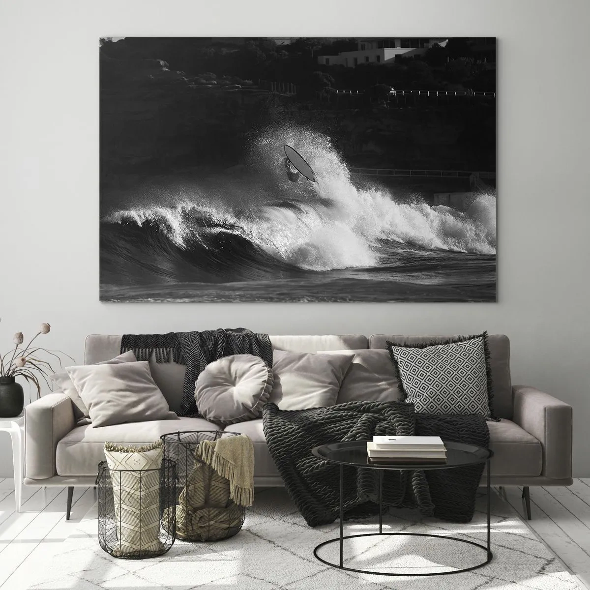 Obraz na szkle - Surfer na fali uchwycony w czarno-białej fotografii - 70x50cm - Wyzwanie przyjęte! - Nowoczesna dekoracja ścienna do salonu i sypialni ARTTOR