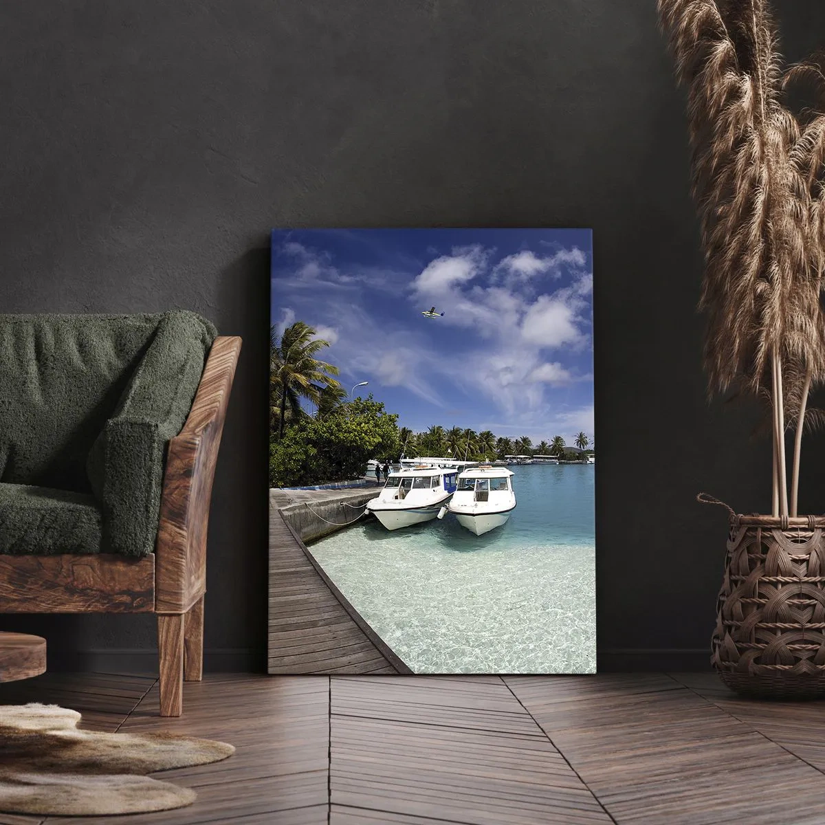 Obraz na płótnie - Tropikalna zatoka z łodziami, palmami i błękitnym niebem - 50x70cm - A jednak raj istnieje - Nowoczesna dekoracja ścienna do salonu, kuchni i sypialni ARTTOR