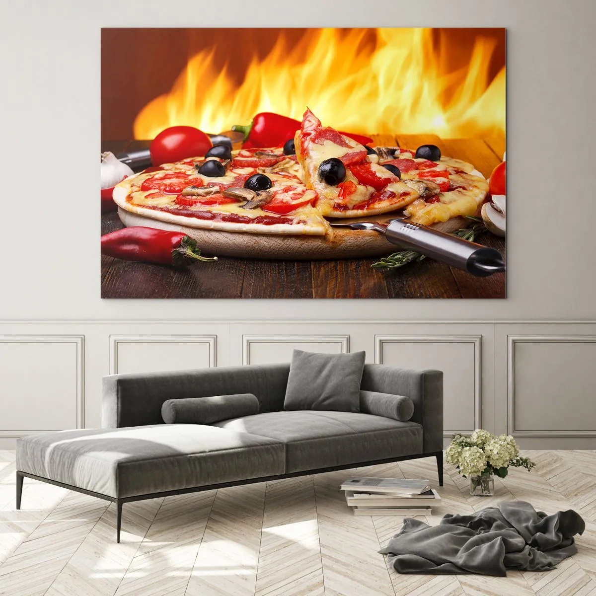 Obraz na szkle - Pizza z oliwkami na tle płomieni ognia - 100x70cm - From Italy with love - Nowoczesna dekoracja ścienna do salonu, kuchni i sypialni ARTTOR