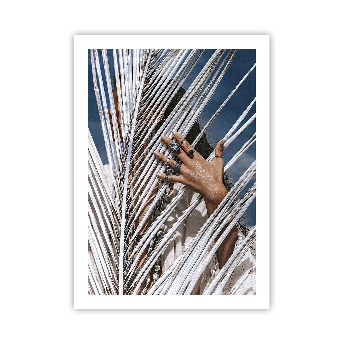 Plakat - Dłoń z pierścionkami za palmowymi liśćmi - 50x70cm - Dziewczyna szamana? - Nowoczesna dekoracja ścienna do salonu, kuchni i sypialni ARTTOR