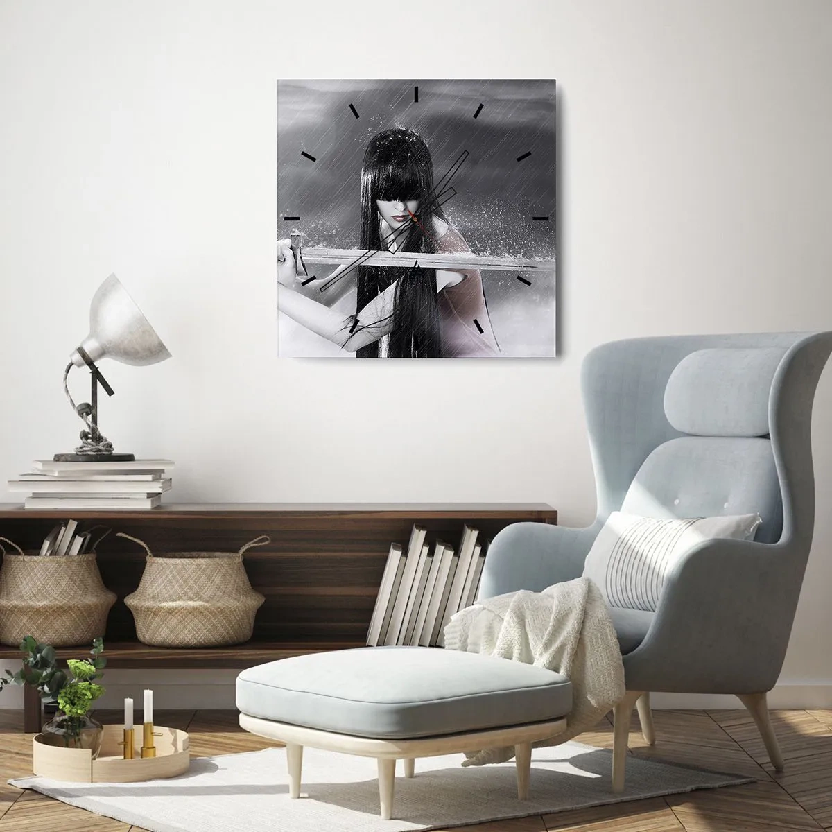 Zegar ścienny - Kobieta z mieczem w deszczu o dynamicznym i tajemniczym wyglądzie - 30x30cm - Piękna i niebezpieczna - Nowoczesna dekoracja ścienna do salonu i sypialni ARTTOR