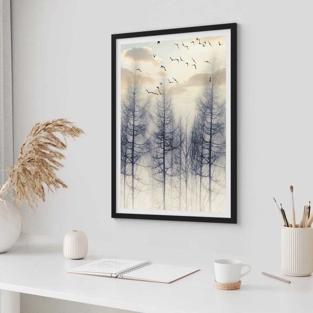 Plakat w czarnej ramie - Mglisty las z wysokimi drzewami i lecącymi ptakami o poranku - 50x70cm - Duchy lasu - Nowoczesna dekoracja ścienna do salonu i sypialni ARTTOR