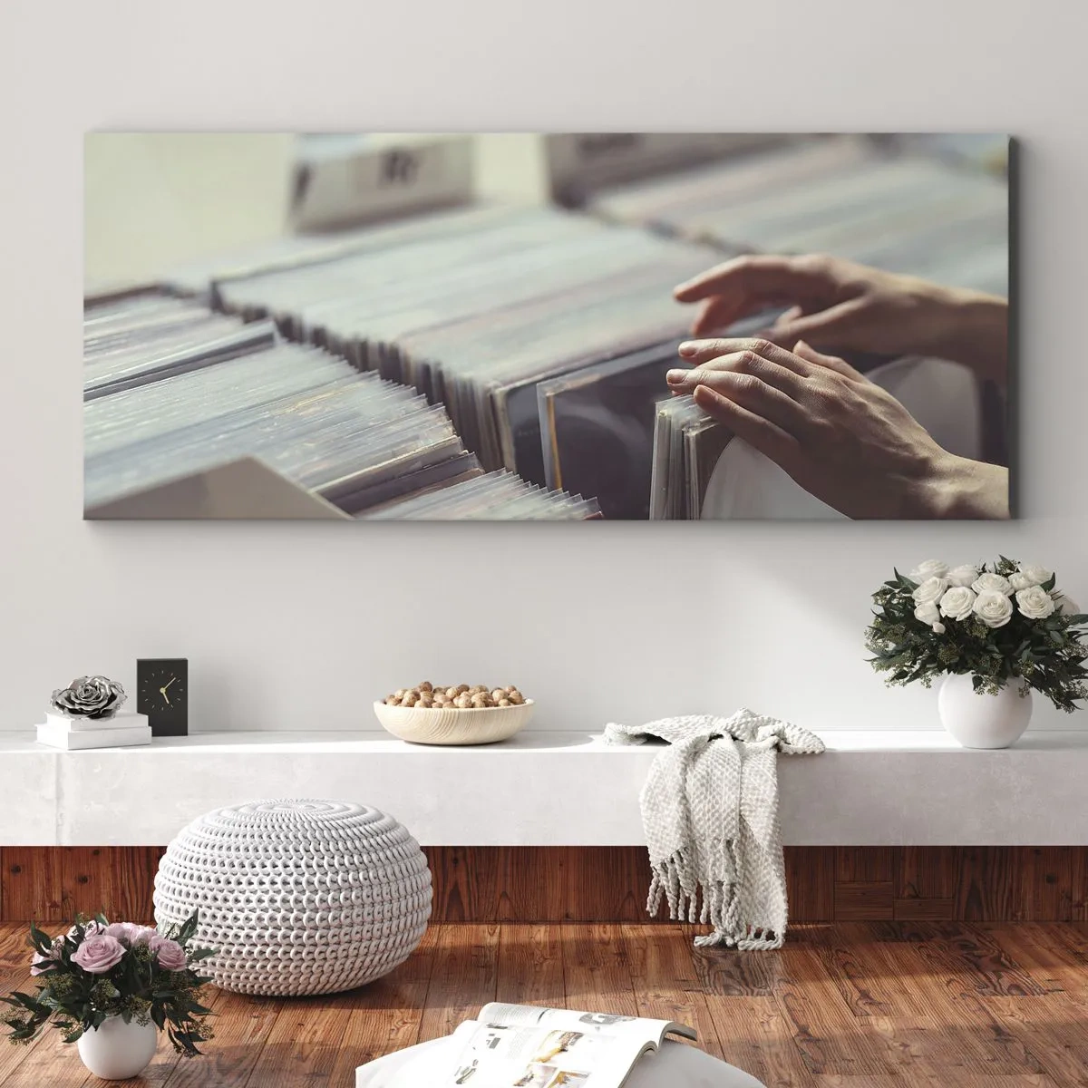 Obraz na płótnie - Ręce przeglądające kolekcję winyli - 160x50cm - W poszukiwaniu wzruszeń - Nowoczesna dekoracja ścienna do salonu i sypialni ARTTOR