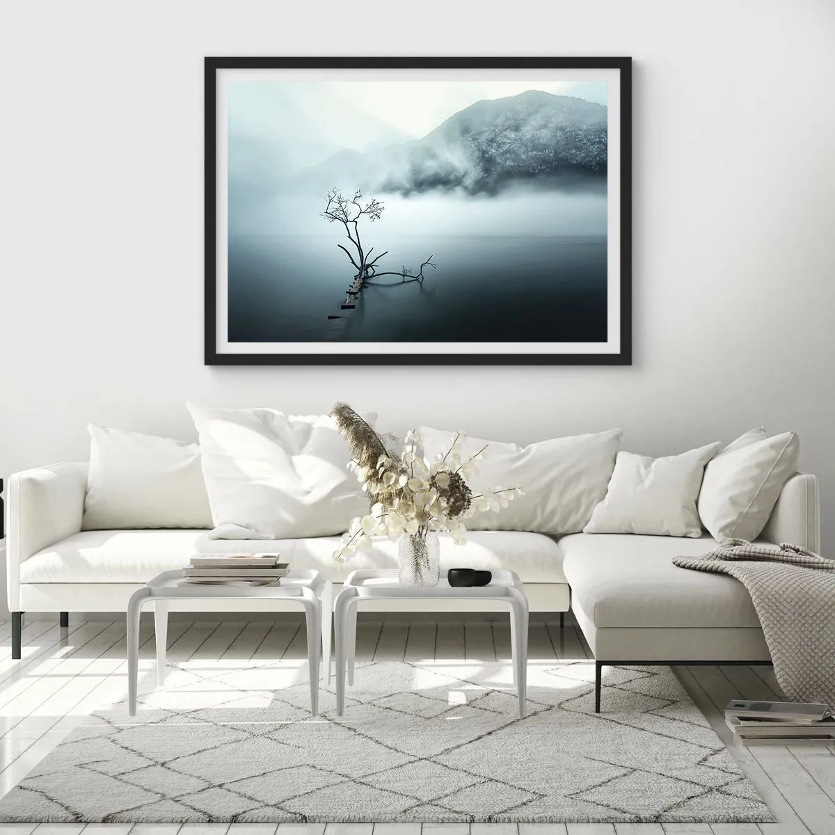 Plakat w czarnej ramie - Samotne drzewo w wodzie otoczone mgłą i górami - 70x50cm - Z wody i mgły - Nowoczesna dekoracja ścienna do salonu i sypialni ARTTOR
