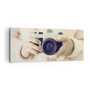 Obraz na płótnie - Retro aparat fotograficzny trzymany w dłoniach na jasnym tle - 120x50cm - By widzieć więcej… - Nowoczesna dekoracja ścienna do salonu i sypialni ARTTOR