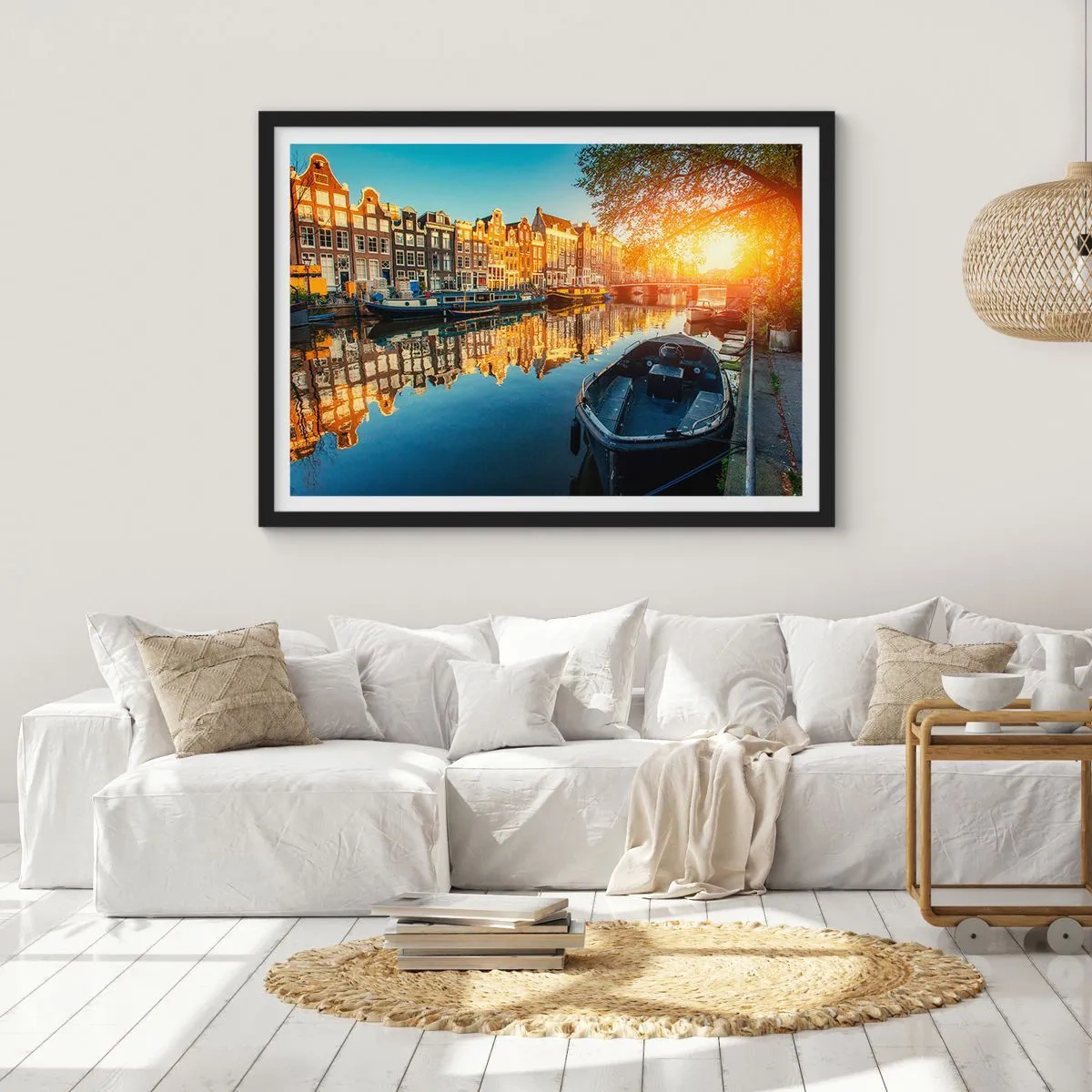 Plakat w czarnej ramie - Kanał w Amsterdamie o zachodzie słońca - 70x50cm - Poranek w Amsterdamie - Nowoczesna dekoracja ścienna do salonu i sypialni ARTTOR